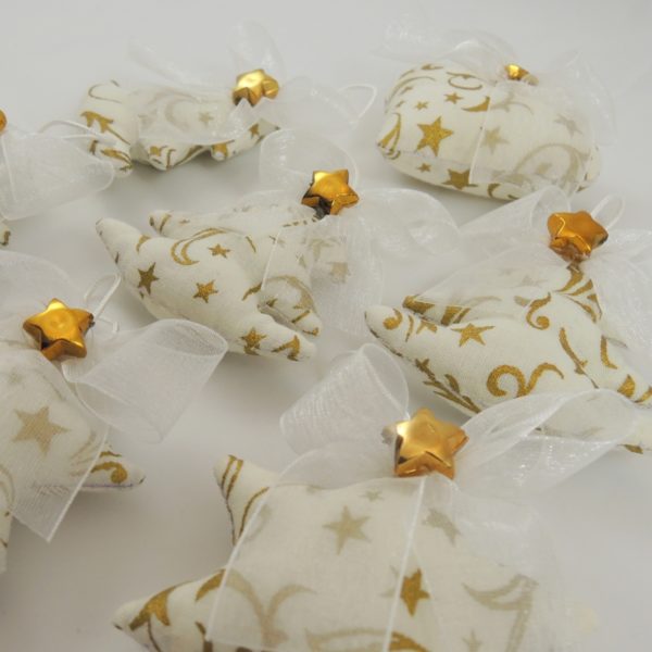 Ručně vyráběná vánoční ozdoba na stromeček. Bílý textil se zlatým ornamentem a bílá monofilová mašlička zlatá hvězdička.