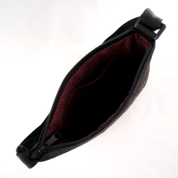 lehká černá kabelka z riflového materiálu s červeným prošíváním