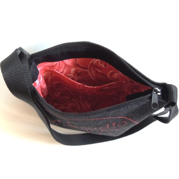 lehká textilní kabelka sportovního střihu z černého riflového materiálu s vyšitým jménem a s flitry