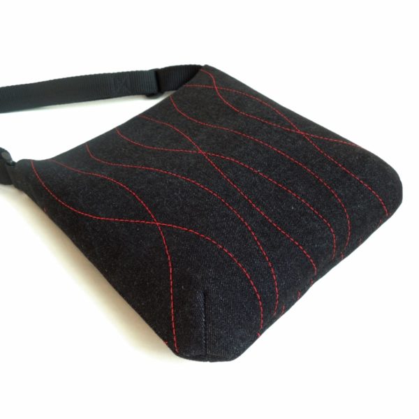 lehká textilní kabelka sportovního střihu z černého riflového materiálu s červeným ozdobným prošíváním