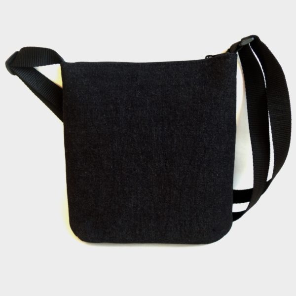 lehká textilní kabelka sportovního střihu z černého riflového materiálu s bílým ozdobným prošíváním s potiskem chmýří pampelišky a s flitry