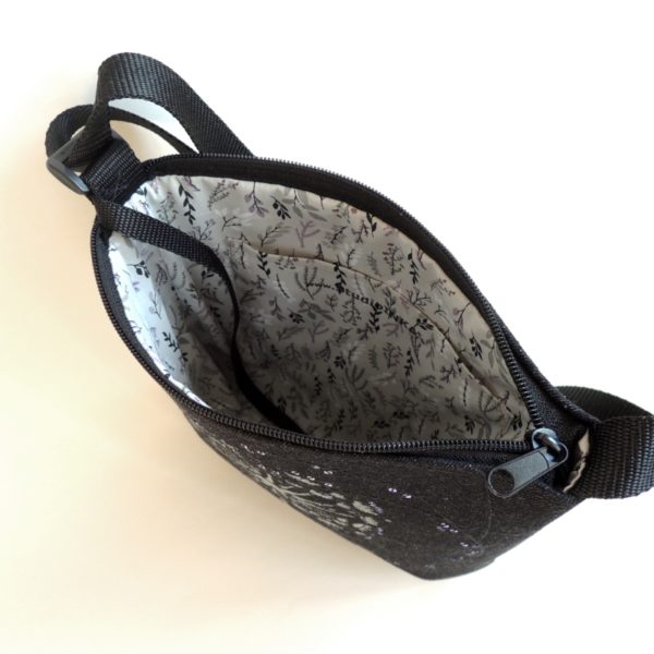 lehká textilní kabelka sportovního střihu z černého riflového materiálu s bílým ozdobným prošíváním s potiskem chmýří pampelišky a s flitry