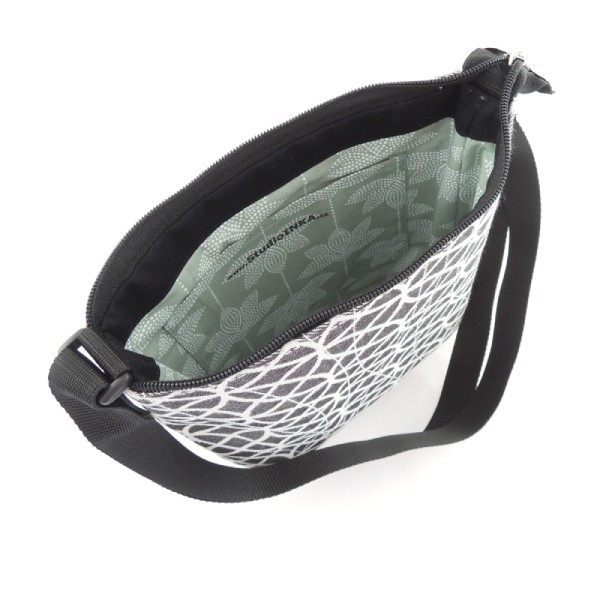 lehká textilní kabelka sportovního střihu s výrazným geometrickým vzorem