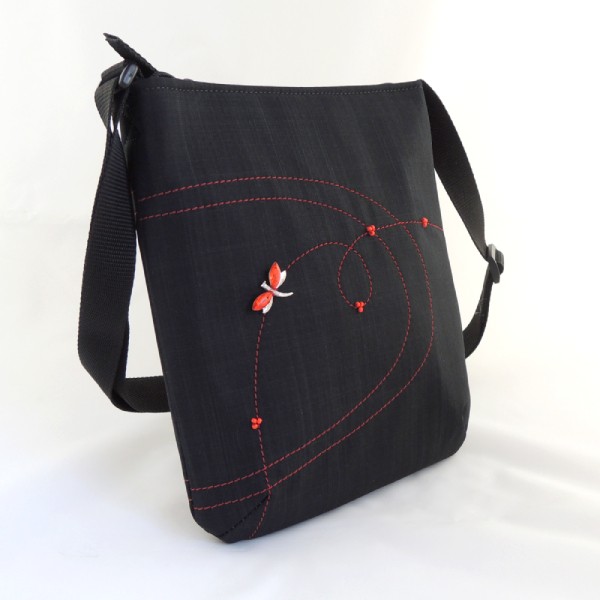 lehká černá příruční kabelka sportovního typu se zapínáním na zip