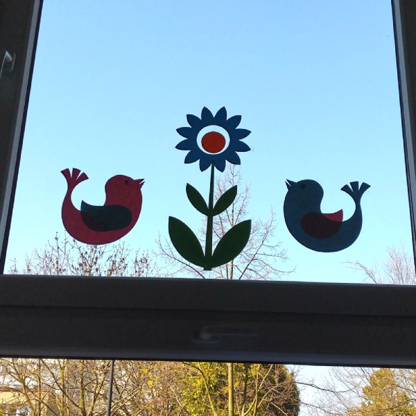 kytka a ptáčci nalepená dekorace na okně
