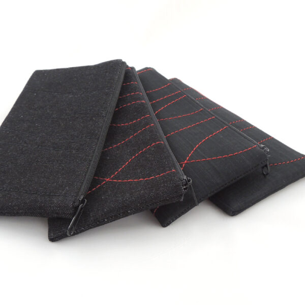Černé textilní pouzdro na mobilní telefon, ušitéz rifloviny nebo ze softshellu, barevně proštepované ozdobným stehem.