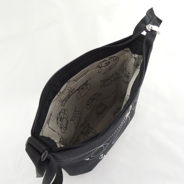 jednoduchá, lehká a praktická černá vyšívaná kabelka ze softshellu