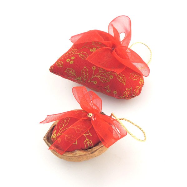 Ručně vyráběná vánoční ozdoba na stromeček. Červený textil se zlatým potiskem, červená monofilová mašlička a poutko na pověšení.