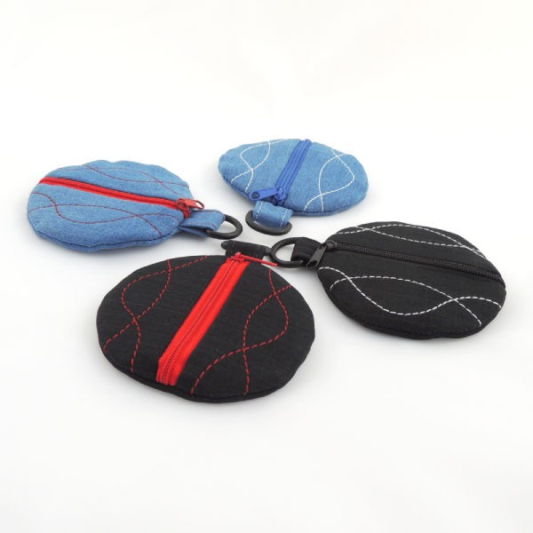 modré a černé kulaté peněženky z rifloviny nebo ze softshellu s barevným ozdobným prošítím a zapínáním na zip