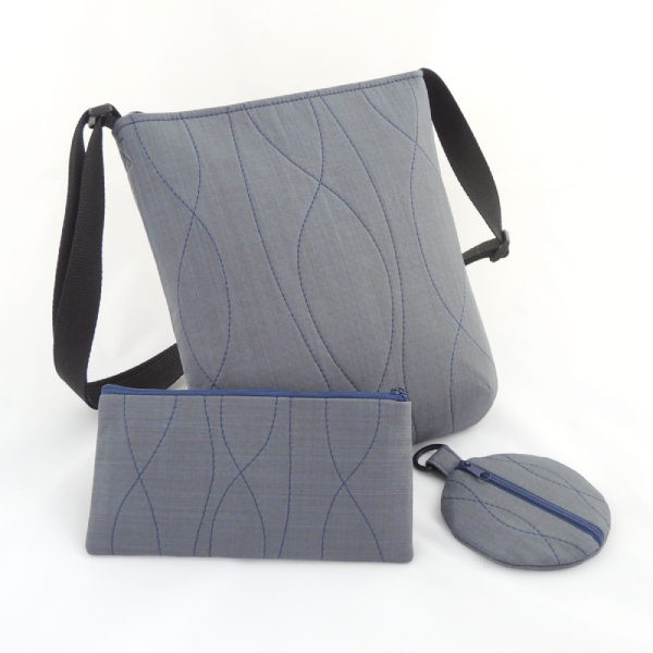 sada sportovní kabelky, pouzdra a peněženky ve stejném stylu ze šedého softshellu s ozdobným modrým prošíváním