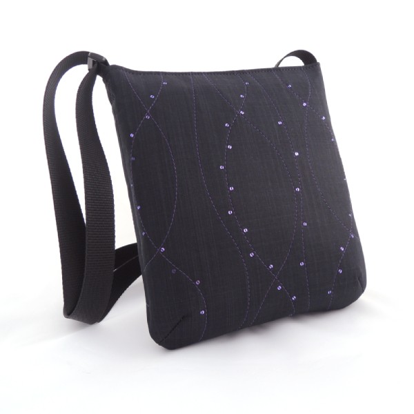 Lehká černá kabelka sportovního typu s fialovým prošíváním a drobnými fialovými flitry