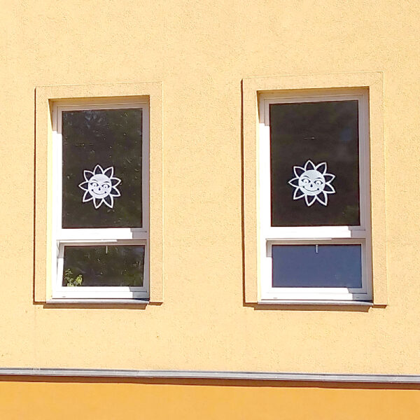 papírová dekorace pro výzdobu okna s motivem velkého sluníčka