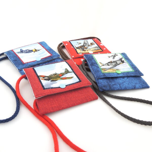 Dětské barevné kapsičky se šňůrkou na pověšení na krk a zapínáním na druk. Obrázek s motivem válečného letadla.