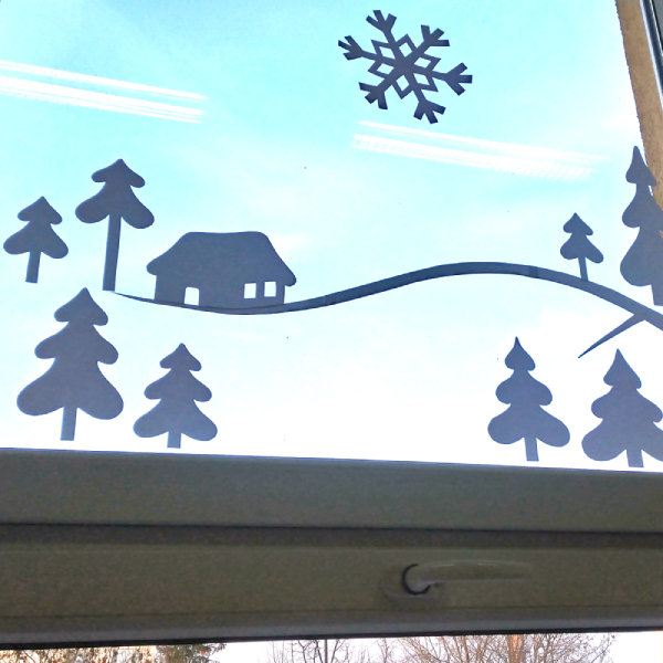 aplikace zasněžených stromečků na oknech