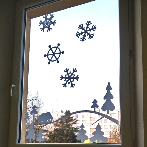 aplikace sněhových vloček na oknech
