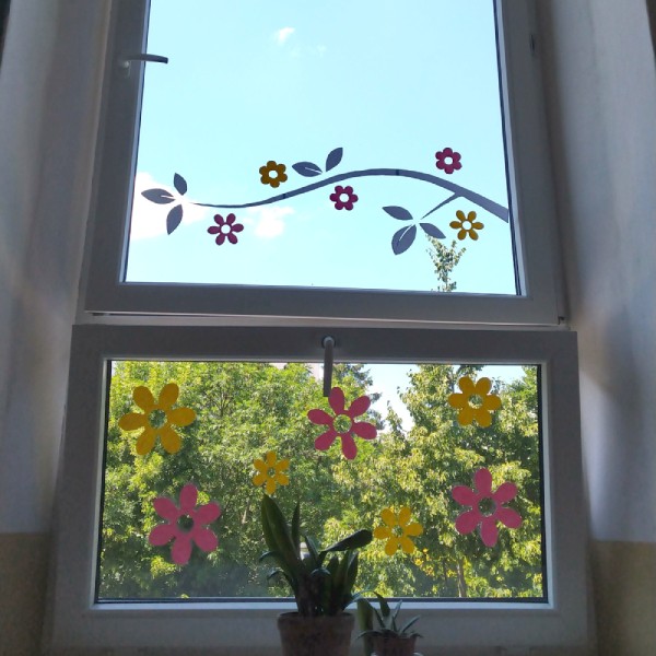 veselá jarní dekorace na okna ve školní třídě, jarní motiv s větvičkou stromu, lístečky, kytičky, ptáčci